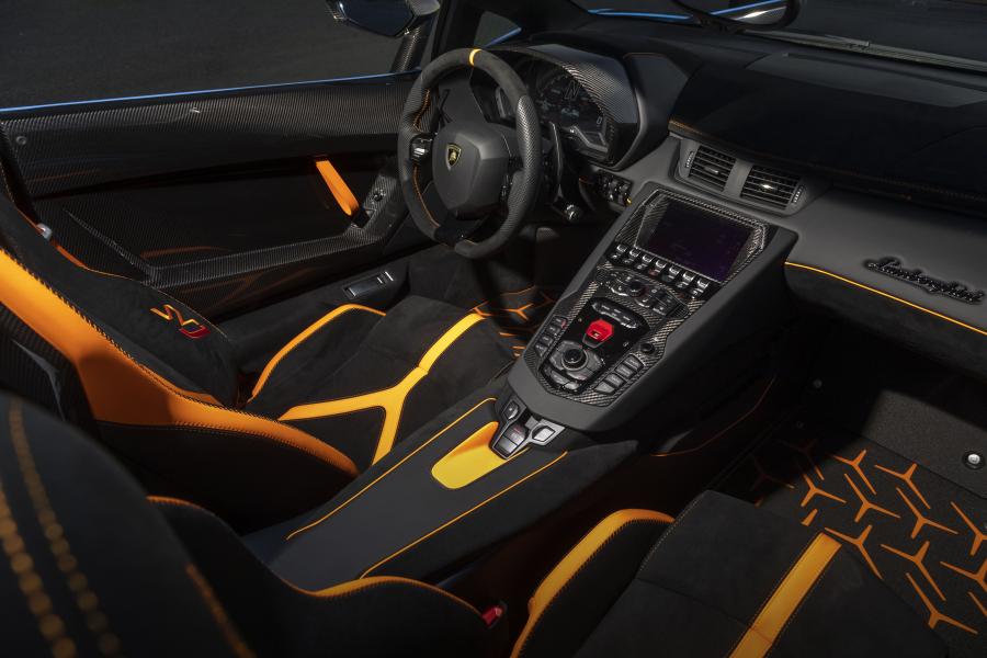 Интерьер Lamborghini Aventador SVJ Roadster 2019 года  (NA) (фото 48 из 49)